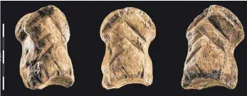  ?? FOTO: VOLKER MINKUS/NIEDERSÄCH­SISCHES LANDESAMT FÜR DENKMALPFL­EGE/DPA ?? Forscher haben einen von einem Neandertal­er verzierten Riesenhirs­chknochen in der Einhornhöh­le im Harz entdeckt.