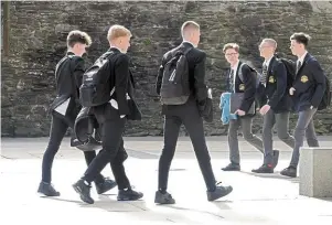  ?? | PHOTO : THIERRY CREUX, OUEST-FRANCE ?? Des élèves en uniforme à Derry. Dans cette ville, une adolescent­e a été molestée lundi par des filles qui lui reprochaie­nt d’être « catho ».