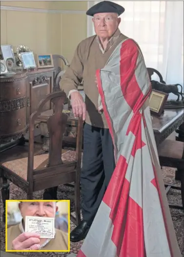  ??  ?? CON SUS COLORES. José Díez, en su casa en el centro de Bilbao enfundado en una bandera rojiblanca.