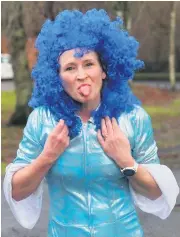  ??  ?? Hair we go Anne McLellan shed her blue wig after a lap as visibility became an issue