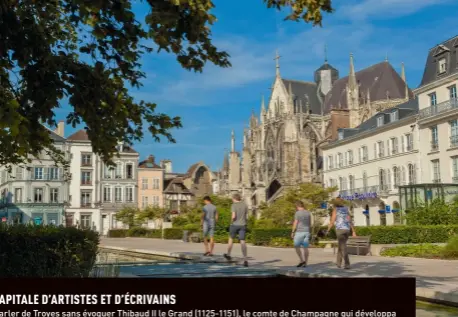  ??  ?? À Troyes, la place de la Libération, au pied de la préfecture et de l’hôtel du Départemen­t, se trouve à la jonction des deux parties de la ville, où elle fait le lien entre « le corps et la tête du bouchon de champagne », surnom que donnent les Troyens à leur centre historique.