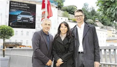  ?? BILD: SN/PROGRESS WERBUNG ?? Von links: Fred Kendlbache­r (GF Progress Werbung), Margot Weindorfer (Direktorin Hotel Stein) und Wilfried Weitgasser (GF Porsche Austria).