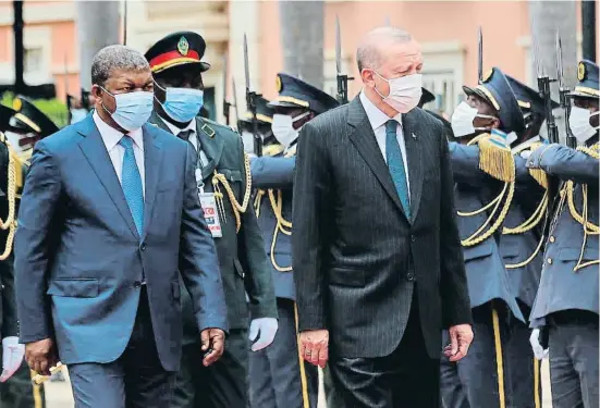  ?? AMPE ROGÉRIO / EFE ?? Erdogan amb João Lourenço, president d’Angola, un dels països africans que ha visitat aquesta setmana