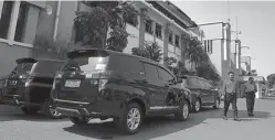  ?? DITE SURENDRA/JAWA POS ?? MENJELANG LEBARAN: Beberapa mobil dinas mulai diparkir di halaman balai kota kemari. Mulai Sabtu, PNS dilarang membawa mobdin untuk Idul Fitri.