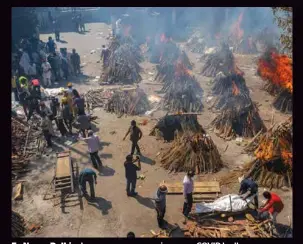  ??  ?? En Nueva Delhi, a las personas que murieron por COVID las llegan a cremar en piras funerarias.