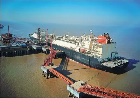  ?? XU CONGJUN / FOR CHINA DAILY ?? An LNG container ship from Australia docks at Yangkou port of Rudong county, Jiangsu province, on Jan 15.