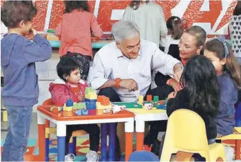  ??  ?? ► En su comando, Sebastián Piñera inauguró un taller para niños.