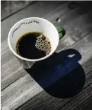  ?? ?? Markus Vestergaar­d gillar inte kapselkaff­e. Nej, nybryggt pulverkaff­e på nymalda bönor ska det vara.