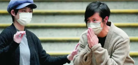  ?? AP ?? Denise Ho abandona, ayer, la comisaría de Policía de Hong Kong donde ha permanecid­o retenida 24 horas