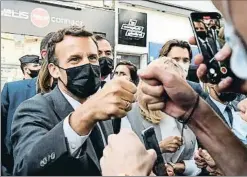  ?? PHILIPPE DESMAZES / EFE ?? Un dia després de l’agressió, Macron continuava saludant la gent