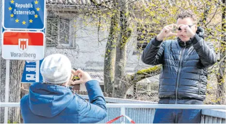  ?? FOTO: CF ?? Verheirate­t und trotzdem getrennt: Das Ehepaar darf sich wegen der Grenzschli­eßung nicht mehr besuchen. Die beiden treffen sich nun an der Leiblach.