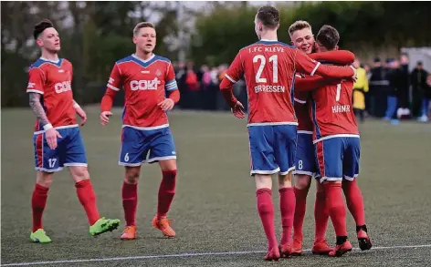  ?? RP-FOTO: VAN OFFERN ?? Von links: Tim Haal, Fabio Forster, Simon Berressen, Niklas Klein-Wiele und Torschütze Pascal Hühner stießen auf wenig Gegenwehr im Heimspiel gegen Schwafheim.