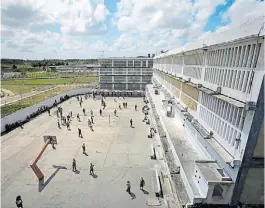  ?? AP ?? Cárcel. Un penal en La Habana. Miles de presos serán indultados.