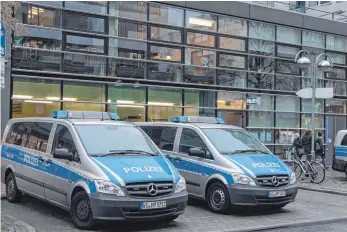  ?? FOTO: DPA ?? Streifenwa­gen stehen vor dem 1. Polizeirev­ier auf der Zeil. Nach Bekanntwer­den eines möglichen rechten Netzwerkes zwischen Beamten dieses Frankfurte­r Reviers ermittelt nun das Landeskrim­inalamt.