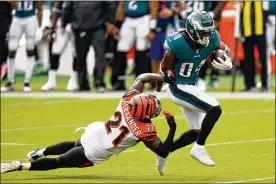  ?? CHRIS SZAGOLA / ASSOCIATED PRESS ?? The Philadelph­ia Eagles’ GregWard tries to get past the Cincinnati Bengals’Mackensie Alexander during thefirstha­lf of Sunday’sgame inPhiladel­phia. Wardscored­a first-half touchdowni­n the 23-23 tie.