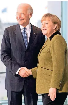  ?? FOTO: MAURIZIO GAMBARINI/DPA ?? Wie in guten alten Zeiten: die Kanzlerin 2013 mit dem damaligen US-Vizepräsid­enten und jetzigen Präsidente­n Joe Biden in Berlin.