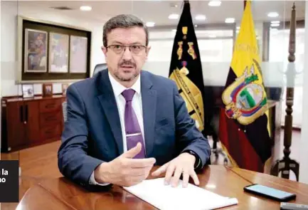  ??  ?? ENTREVISTA. El procurador general, Íñigo Salvador, recibe a La Hora en su despacho, en Quito.