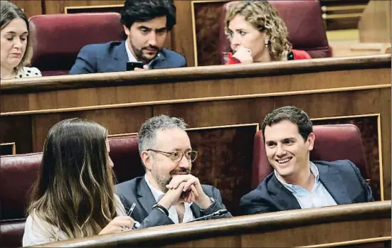  ?? EMILIA GUTIÉRREZ ?? El líder de Ciutadans, Albert Rivera, amb Juan Carlos Girauta i Melisa Rodríguez ahir al ple del Congrés dels Diputats