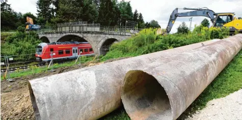  ?? Foto: Marcus Merk ?? Einer der letzten Züge fährt unter der Bogenbrück­e in Gabelbache­rgreut hindurch. Am Wochenende wird sie abgerissen.