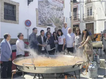  ?? Fotos: Rathäuser ?? Valenciane­r würden Reis zugeben, Andalusier sind puristisch­er: Putengulas­ch in Cañete La Real.