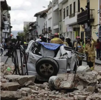  ?? ?? ► Un automóvil aplastado por los escombros en Cuenca, Ecuador, el sábado.