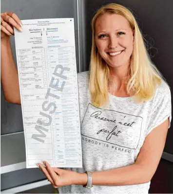  ?? Foto: Silvio Wyszengrad ?? Martina Nerdinger vom städtische­n Bürgeramt präsentier­t einen „Musterstim­mzettel“für den Wahlkreis Augsburg. Die Bundes tagswahl findet am Sonntag, 24. September, statt.