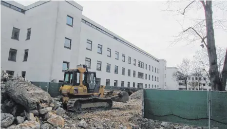  ?? FOTO: GÜNTER PEITZ ?? Im Vordergrun­d die Baustelle für die neue Allgemeine Psychiatri­e in Weißenau, dahinter der Altbau aus den dreißiger Jahren des vergangene­n Jahrhunder­ts, der Ostbau-Nord, der später abgerissen werden soll.