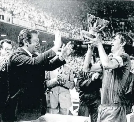  ?? ARCHIVO ?? Agustí Montal entrega el trofeo Joan Gamper a Johan Cruyff en 1976