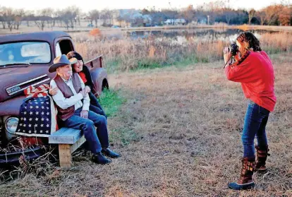  ?? [PHOTO BY SARAH PHIPPS, THE OKLAHOMAN] ?? Veteran Don Beauford and his daughter Laree Barnett pose for photograph­er Jessie Newell during a photo shoot last month at Newell’s Shawnee home.