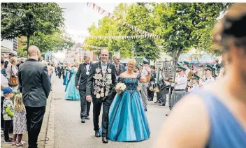  ?? RP-FOTO: ANNE ORTHEN ?? Das Königspaar Ralf und Michaela Höterkes. Der 59-jährige Malermeist­er ist Kompaniefü­hrer des Matrosenco­rps in Meerbusch-Büderich.