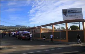  ?? ?? Este fue el ambiente en la Escuela Monseñor Sanabria, durante la apertura de las urnas para las elecciones municipale­s. rAfAEL PACHECo