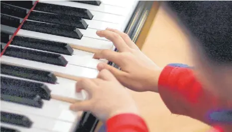  ?? FOTO: MICHAEL HANSCHKE ?? Tasteninst­rumente wie Klavier sind in der Musikschul­e nach wie vor beliebt.