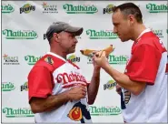  ?? PHOTO COURTESY OF MAJOR LEAGUE EATING ?? Massachuse­tts resident Geoffrey Esper, left, faces off against Joey Chestnut, the world-record hot dog eater, at the Nathan’s Famous Fourth of July Internatio­nal Hot Dog Eating Contest.