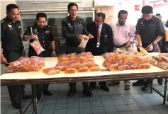  ??  ?? Abdul Hafidz (third left) and the personnel involved in the raid display the packets seized.