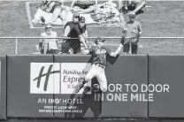  ?? Mark Brown / Getty Images ?? It takes a leaping catch by the Mets’ Brandon Nimmo to prevent a home run by Alex Bregman in the fourth inning Tuesday.