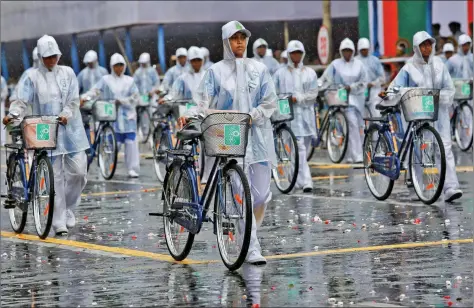  ?? REUTERS ?? Participan­ts in raincoats take part in a full dress rehearsal for Independen­ce Day parade, in Kolkata, on Saturday.