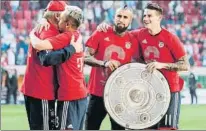  ?? FOTOS: EFE ?? Aún sin el trofeo oficial de la Bundesliga 2017-18, los jugadores festejaron la Bundesliga con una réplica de cartón de un aficionado. Por su parte, Jupp Heynckes fue ovacionado por la afición y pidió lo mismo para Robben y Ribéry, por separado.