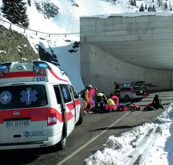  ??  ?? Passo Fedaia Le operazioni di soccorso dello snowboarde­r tedesco