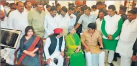  ?? HTPHOTO ?? ▪ SP chief Akhilesh Yadav, Kannauj MP Dimple Yadav, party candidate Jaya Bachchan and independen­t MLA Raghuraj Pratap Singh at the dinner meeting for SP MLAs in Lucknow .