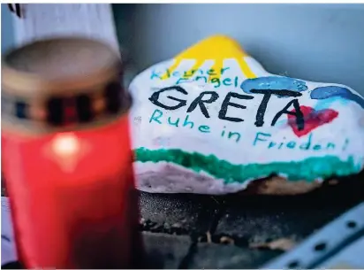  ?? ARCHIVFOTO: DPA ?? Im vergangene­n Sommer erinnerten bemalte Steine und Kerzen vor dem Eingang der städtische­n Kindertage­sstätte am Steinkreis in Viersen an den Tod der kleinen Greta.