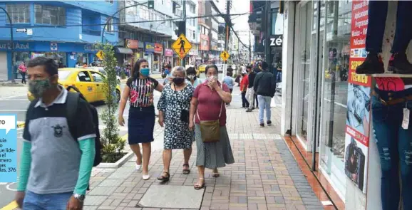  ??  ?? PANORAMA. Gran cantidad de ciudadanos se observan en las calles de Santo Domingo, a diario. Los contagios siguen en aumento.