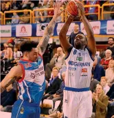  ??  ?? Marcus Landry, 32 anni, 15.6 punti di media in stagione, contro il canturino Burns, i due top scorer della sfida di ieri del PalaGeorge CIAMILLO