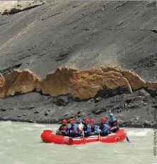  ??  ?? Rafting en los caracoleos del Río de las Vueltas, siempre acompañado­s por guías especializ­ados. El agua fría no se siente; la adrenalina, sí.