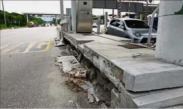  ??  ?? Worrying sight: One of the spots where cracks at the base of the booth’s structure can be seen at Sungai Nyior toll plaza in Butterwort­h.