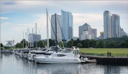  ??  ?? AT THE B AY: Views of Milwaukee’s downtown harbour, where boats of locals can be admired.