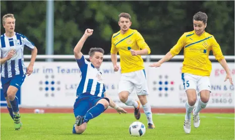  ?? FOTO: GUENTER KRAM ?? Knappes Ergebnis: Der VfB Friedrichs­hafen ( gelbes Trikot) und Olympia Laupheim liefern sich ein Spiel auf Augenhöhe mit dem besseren Ende für die Häfler