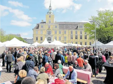  ?? BILD: Stefan Scharmann ?? Viel los: Der Kunsthandw­erkermarkt lockt zu Pfingsten Zehntausen­de auf den Schlosspla­tz.