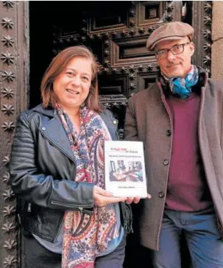  ?? // H. FRAILE ?? Ana Isabel Jiménez, con su editor Jesús Muñoz, de la editoral Ledoira