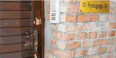 ??  ?? Durch diese Tür wollte Stephan B. in die Synagoge eindringen. Deutlich sind die Einschussl­öcher zu erkennen.