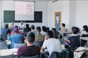  ??  ?? CURSO INAUGURADO. Los alumnos atienden a la charla de Relaño, acompañado por Matallanas.